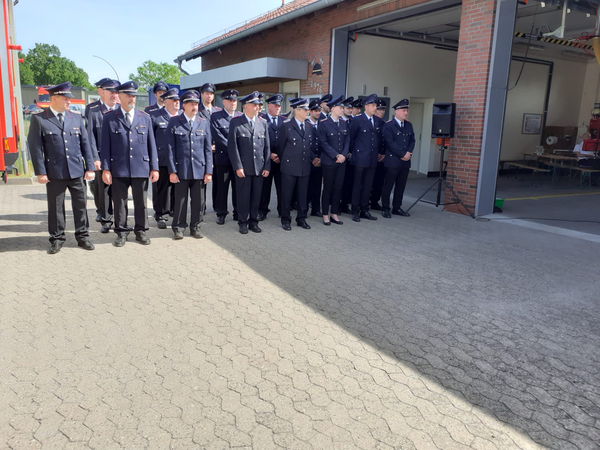 Die Einsatzabteilung der Freiwilligen Ortsfeuerwehr Quarnbek hinter dem Fahrzeug angetreten