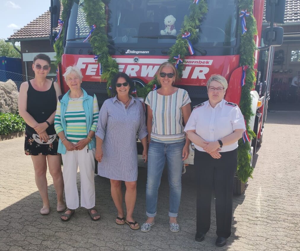 Die Gestalterinnen der Girlande Heidi, Ursel, Sandra, Astrid und Marlies vor dem LF10.