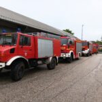 Teil der Aufstellung der Einsatzfahrzeuge der beiteiligten Feuerwehren