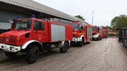 Teil der Aufstellung der Einsatzfahrzeuge der beiteiligten Feuerwehren