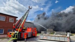 Von der rückwärtigen Seite erfolgte die Brandbekämpfung mit Einsatz der Drehleiter.