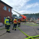 Von der rückwärtigen Seite erfolgte die Brandbekämpfung mit Einsatz der Drehleiter.